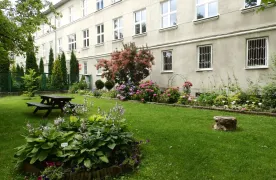 Budynek szkolny SPS 240 od strony ogrodu